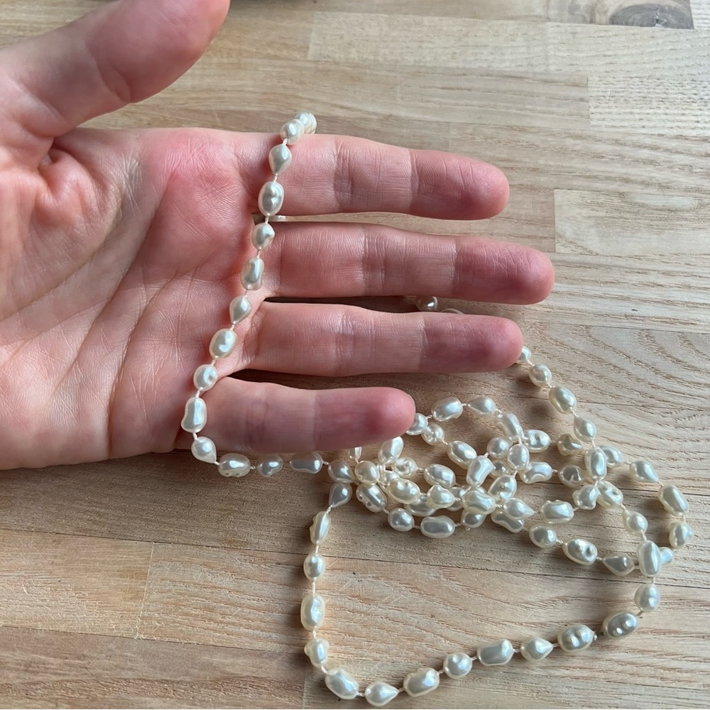 Vintage Estate irregular white pearl strand 33” necklace - Picture 6 of 6